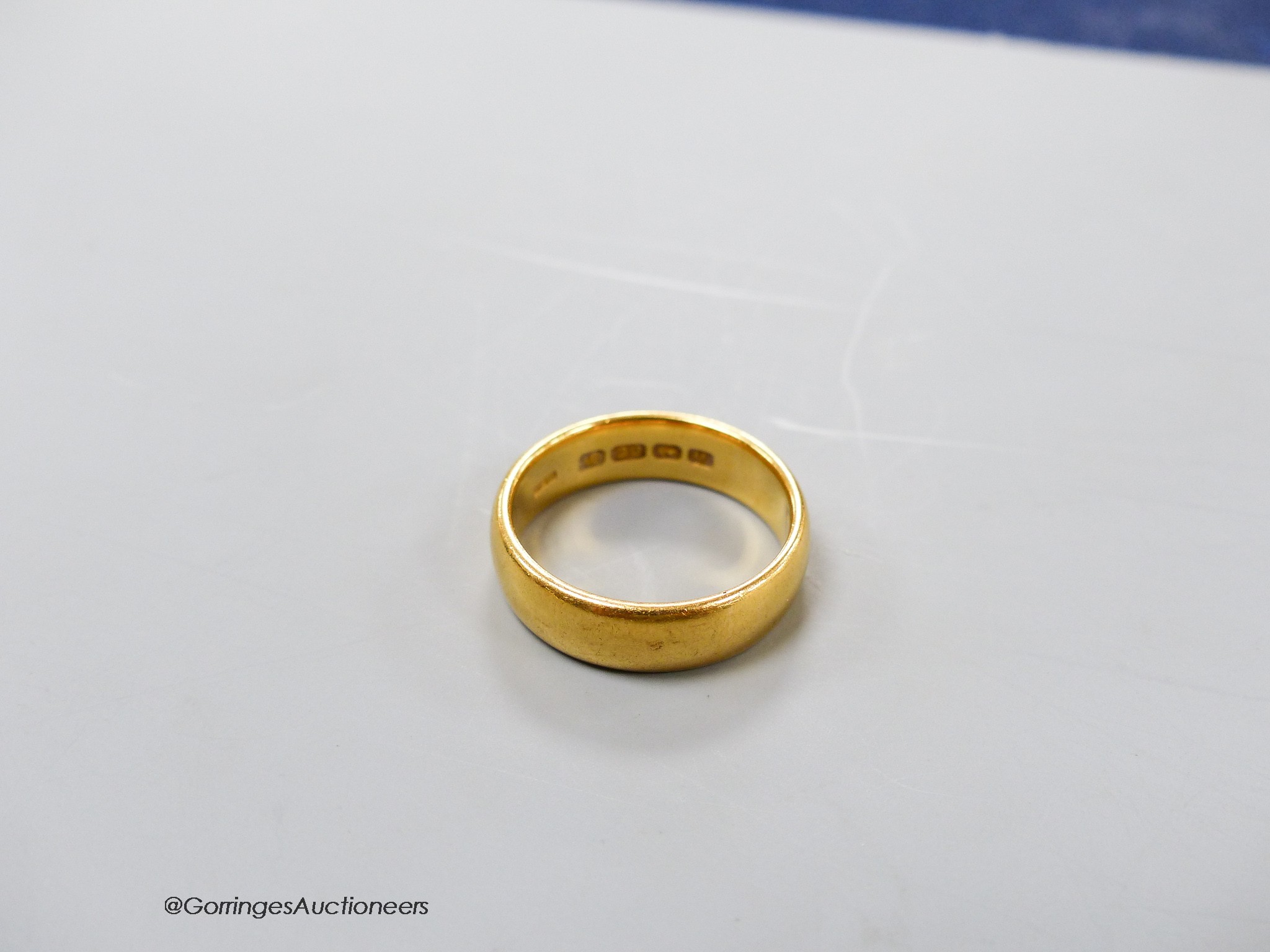 A George V 22ct gold wedding band, size Q, 9.3 grams.